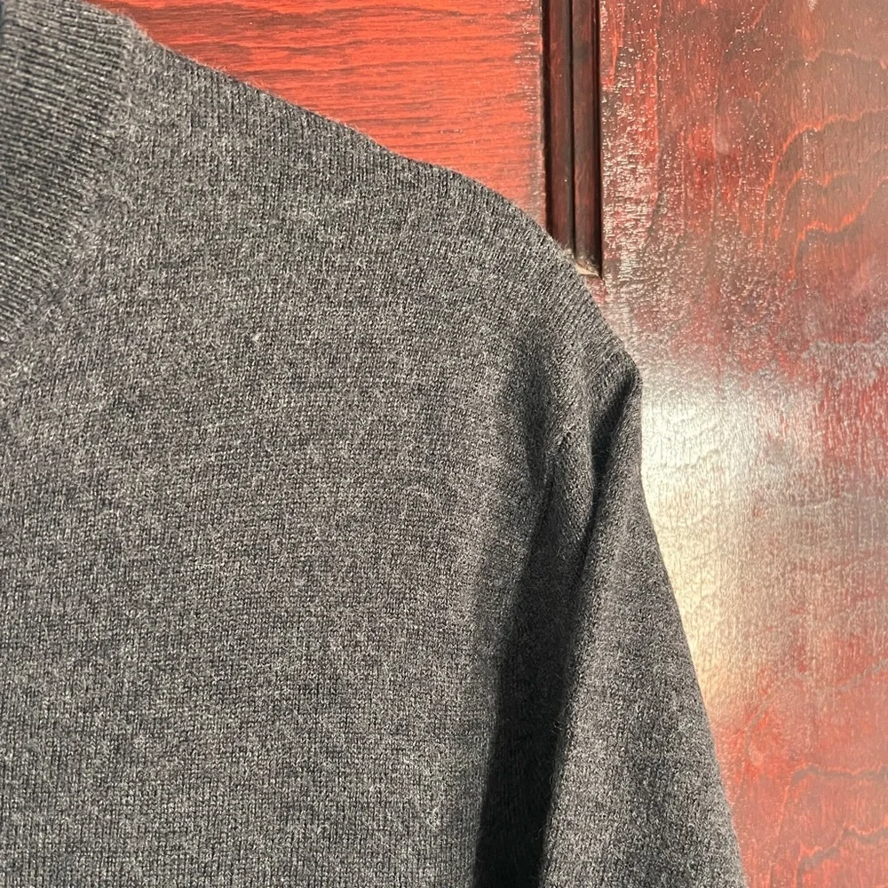 Banana Republic Men’s 100% Merino Wool V Neck Sweater Gray size Large